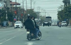 Nhan nhản người đi xe máy kẹp ba, phớt lờ mũ bảo hiểm trên Quốc lộ 18A
