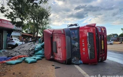 Xe đầu kéo mất lái lật nghiêng, tài xế thoát chết trong gang tấc