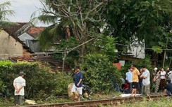 Người đàn ông đi xe máy bị tàu hỏa tông văng nhiều mét tử vong