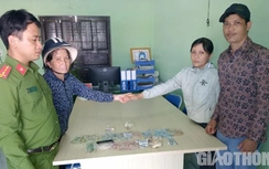 Cặp vợ chồng quản lý chợ nhặt được túi tiền vàng của bà lão đánh rơi