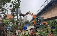 Tháo dỡ lán xưởng dưới chân cầu Thăng Long sau phản ánh của Báo Giao thông