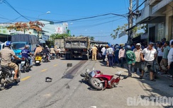 Video TNGT 10/2: Va chạm với xe khách, người đi xe đạp điện tử vong