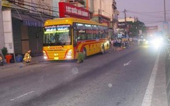 Video TNGT 11/2: Người phụ nữ đi xe máy tử vong sau khi va chạm xe khách