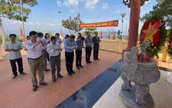 Ban tổ chức Giải Marathon vì ATGT dâng hương tưởng nhớ anh hùng liệt sỹ