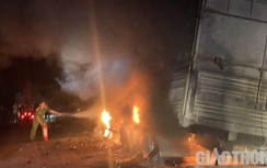 Xe ô tô tải bốc cháy dữ dội khi qua đèo từ Tây Nguyên xuống Quảng Ngãi