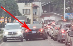 CSGT truy tìm tài xế xe biển xanh lấn làn ở Hà Nội