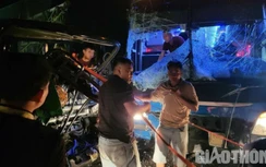 Xe tải tông trực diện xe khách trên cao tốc, tài xế mắc kẹt cabin