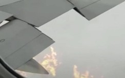 Video cánh máy bay toé lửa, phi công phải hạ cánh khẩn cấp