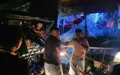 Cận cảnh hiện trường vụ TNGT giữa xe khách và xe tải trên cao tốc qua Huế