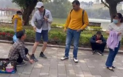 Công an xử lý người đeo bám, tự ý gắn keo vào giày khách du lịch ở hồ Gươm