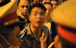 Tài xế cố thủ trên ô tô, đòi xem chuyên đề kiểm tra nồng độ cồn