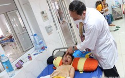 Diễn biến sức khỏe bé trai 8 tuổi mất hai bàn tay trong vụ nổ pháo