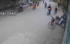 Nam sinh cấp 3 bị 2 người lạ mặt dùng hung khí đâm gục trên đường đi học về