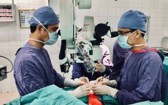 Kỳ tích nối lại thành công toàn bộ da đầu, hai tai, hai mi mắt bị lột rời