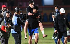 Hoàng Đức thoát chấn thương nặng sau pha vào bóng rợn người