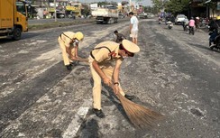 CSGT Đồng Nai thu dọn hàng trăm kilôgam khoai mì tràn xuống QL51