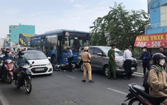 Video TNGT ngày 15/2: Tai nạn liên hoàn khiến người phụ nữ lọt gầm xe buýt