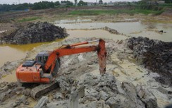 Bắt nhóm người lạ nửa đêm đưa máy xúc khai thác đất trái phép ở Hưng Yên