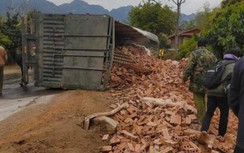 Xe đầu kéo bị lật khi vào cua trên QL6, thùng hàng đè tử vong 1 người