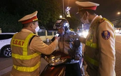 Dừng 200 ô tô không thấy lỗi nồng độ cồn; lái mô tô lảo đảo vẫn đòi đi tiếp