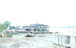 Cận cảnh nhà hàng du thuyền ngang nhiên mọc ở cảng hàng hoá, gây mất ATGT