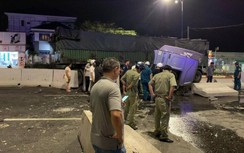 Xe container tông dải phân cách cabin lật xuống đường, tài xế bị thương