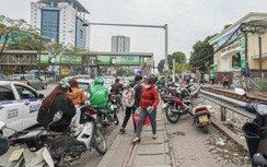 Xe ôm tập kết, hàng rong bán ngay trên đường sắt cửa viện Bạch Mai