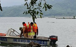 Lật xuồng khi đi lấy củi, hai vợ chồng rơi xuống hồ, 1 mất tích
