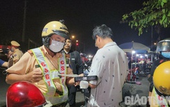 Nhiều tài xế "ma men" hết cãi cùn lại gọi điện cầu cứu, đòi kiểm tra máy đo