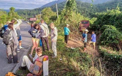 Xe khách chở 10 người lao xuống vực, hành khách đập cửa thoát thân