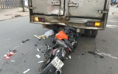 Xe máy tông đuôi xe tải dừng đèn đỏ, nam thanh niên tử vong