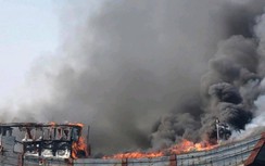 4 ngư dân mắc kẹt trong bè xốp bốc cháy ngùn ngụt trên biển