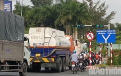 Xe máy vô tư rẽ vào đường có biển cấm, tạt đầu ô tô ngay cửa ngõ Cần Thơ