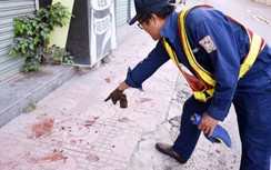 Du khách nước ngoài dùng tay và ba lô đánh, con chó quyết không chịu nhả