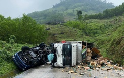 Hi hữu hai xe tải do hai anh em ruột lái lật nhào dưới chân đèo Vi Ô Lắc