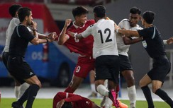 Cầu thủ đánh nhau như phim trong trận đấu có 4 thẻ đỏ