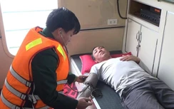 2 thuyền viên tàu chìm được cứu sống sau khi trôi dạt trên biển gần 12 giờ