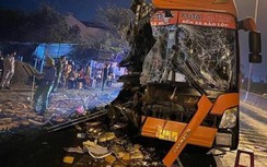 Video TNGT 21/2: Xe khách tông đuôi xe tải dừng đỗ khiến 3 người tử vong