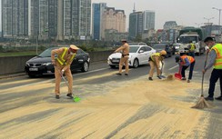 Xe đầu kéo làm rơi nhiều bao tải cám, đường Vành đai 3 ùn tắc giờ cao điểm