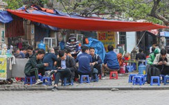 Vỉa hè Hà Nội "chia năm, xẻ bảy", người đi bộ bị "đẩy" xuống lòng đường