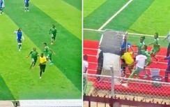 Cầu thủ nữ đuổi đánh trọng tài nam vì không thổi phạt đền