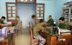 Nữ nhân viên gác chắn hãi hùng kể lúc bị 3 thanh niên lao vào đánh