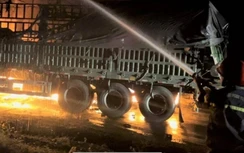 Video TNGT 22/2: Hai xe container va chạm cháy ngùn ngụt, tài xế mắc kẹt