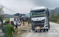 Xe tải va chạm xe đầu kéo rồi đâm vào nhà dân, 1 người nhập viện