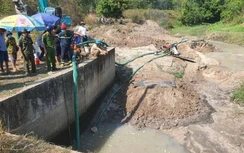 Bơm cạn kênh tìm thi thể người đàn ông mất tích khi đi câu cá