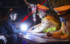 Phạt nồng độ cồn: Tài xế lấy lý do vui vợ đẻ, dúi tiền xin giải quyết nhanh