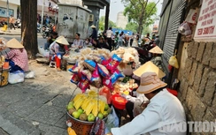 Muôn kiểu chiếm dụng vỉa hè ngay trung tâm TP.HCM