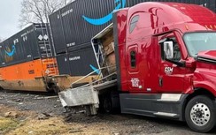 Video giây phút tàu chở hàng đâm thẳng xe đầu kéo container