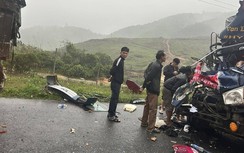 Video TNGT 25/2: Tông vào xe tải đang dừng đỗ hai người nhập viện cấp cứu