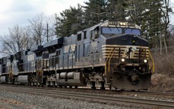 Chưa xử lý xong vụ tai nạn trước, tàu Mỹ lại trật bánh